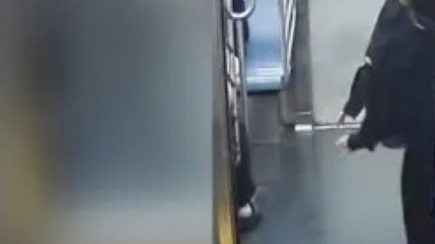 El agresor se fugó a pie en una dirección desconocida, indicó la policía de Nueva York.