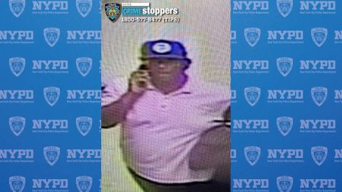 Alguien llamó al 911 y la policía de Nueva York publicó rápidamente fotos del atacante y su vehículo.