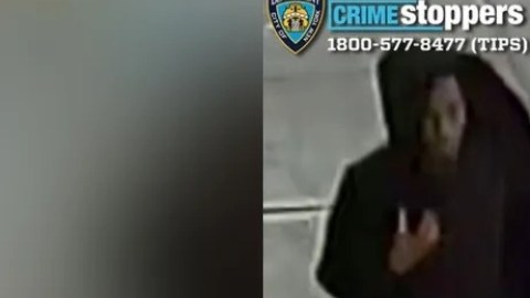 NYPD recuperó el video de una cámara de seguridad del presunto acechador escapando del lugar de los hechos.