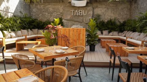 Los comensales se sumergen en una atmósfera culturalmente rica que va más allá de la gastronomía