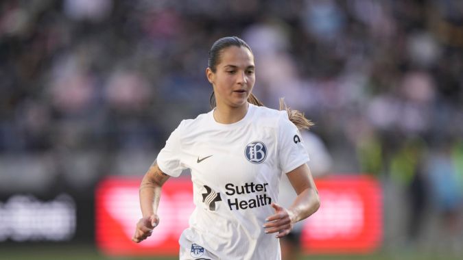 Deyna Castellanos (10) del Bay FC juega contra el Angel City FC durante un partido de fútbol de la NWSL, el domingo 17 de marzo de 2024, en Los Ángeles. (Foto AP/Doug Benc).
