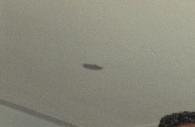 Los boxeadores de peso pesado Mike Tyson, a la derecha, y Henry Tillman, a la izquierda, levantan los puños junto al promotor Don King en 1990.