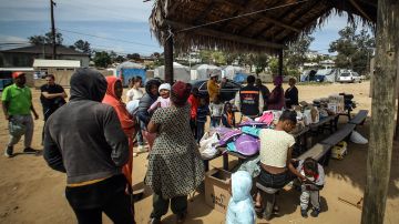La organización The Haitian Bridge Alliance creó esta villa para que vivan decenas de personas en Tijuana.