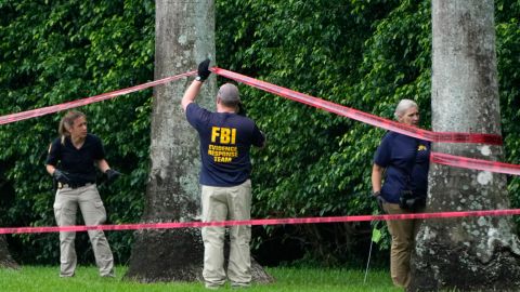 Agentes del FBI en el Trump International Golf Club de Florida, donde hubo un intento de asesinato contra el aspirante presidencial republicano.
