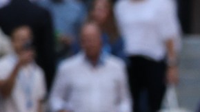 Fritz espera a Sinner en la red para felicitarlo al final del partido.