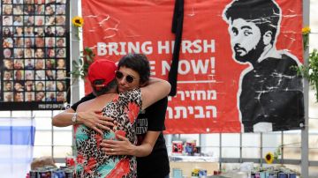 La gente asiste a un acto en memoria del fallecido rehén israelí-estadounidense Hersh Goldberg-Polin en una escuela de su barrio en Jerusalén, el 01 de septiembre de 2024.