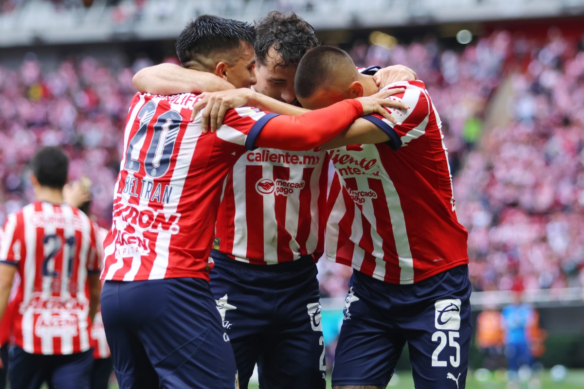 Chivas anunció dos renovaciones antes de enfrentar al América