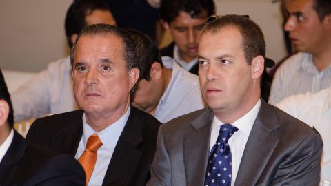 André Marín (d) posa junto a su colega Raúl Orvañanos (i) en el 2012.