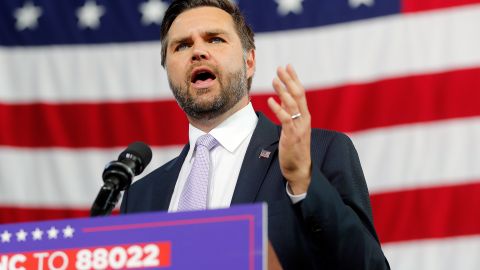 El candidato republicano a la vicepresidencia, el senador J. D. Vance, republicano por Ohio, habla en un evento de campaña en Raleigh, Carolina del Norte, el miércoles 18 de septiembre de 2024.