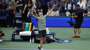 Jannik Sinner celebra el paso a la final del US Open tras derrotar a Jack Draper.