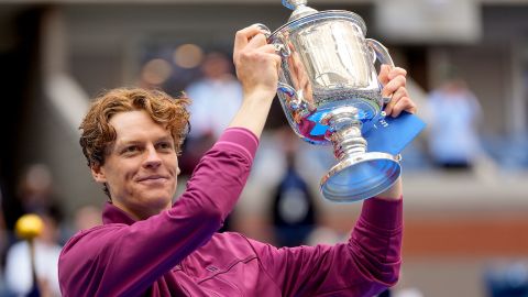 Jannik Sinner levanta el trofeo de campeón del US Open 2024.