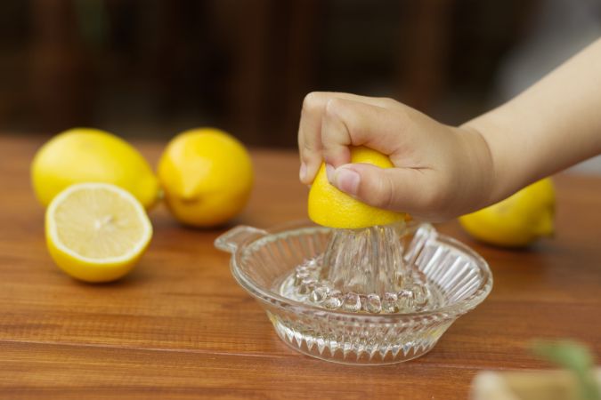 El jugo de limón es rico en vitamina C que ayuda a la síntesis del colágeno.