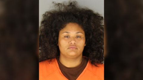 Mujer de Minneapolis es acusada de conducir contra una multitud y matar a adolescente