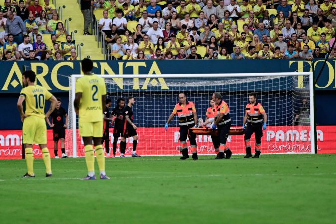 El guardameta alemán del FC Barcelona, Marc-André ter Stegen, retirado en camilla tras caer lesionado durante el encuentro correspondiente a la sexta jornada de Laliga EA Sports que disputan hoy Domingo FC Barcelona y Villarreal en el estadio de La Cerámica, en la localidad castellonense. EFE / Andreu Esteba.