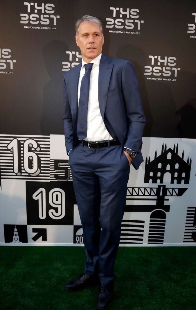 El exfutbolista Marco van Basten llega a la ceremonia de entrega de los premios FIFA Best Soccer Awards, en el teatro La Scala de Milán, en el norte de Italia, el lunes 23 de septiembre de 2019.