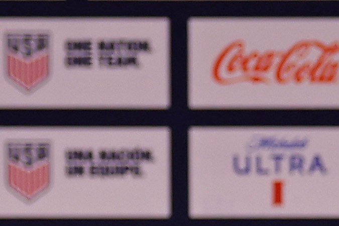 Mauricio Pochettino (izquierda), el nuevo entrenador de la selección nacional masculina de fútbol de Estados Unidos, estrecha la mano de la presidenta de la Federación de Fútbol de Estados Unidos, Cindy Parlow Cone, en una conferencia de prensa el viernes 13 de septiembre de 2024 en Nueva York. (Foto AP/Adam Hunger)