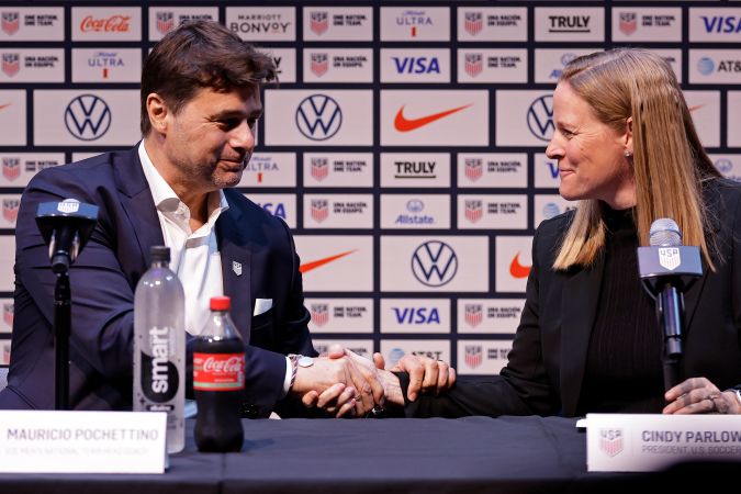 Mauricio Pochettino (izquierda), el nuevo entrenador de la selección nacional masculina de fútbol de Estados Unidos, estrecha la mano de la presidenta de la Federación de Fútbol de Estados Unidos, Cindy Parlow Cone, en una conferencia de prensa el viernes 13 de septiembre de 2024 en Nueva York. (Foto AP/Adam Hunger)