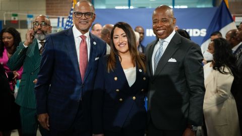 La nueva canciller del DOE, Melissa Avilés Ramos, entre David Banks y Eric Adams.