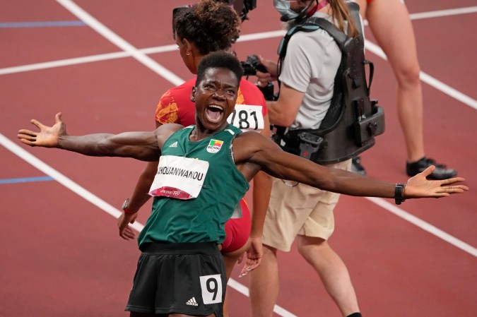 Odile Ahouanwanou, de Benín, reacciona tras finalizar la prueba de heptatlón de 200 metros en los Juegos Olímpicos de Verano de 2020, el miércoles 4 de agosto de 2021, en Tokio, Japón. (Foto AP/Charlie Riedel)