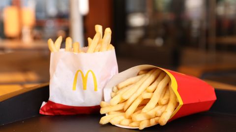 McDonald's no ha anunciado oficialmente si planes para cambiar sus envases grandes de papas fritas.