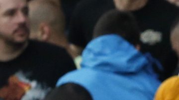 Fans contra policías.