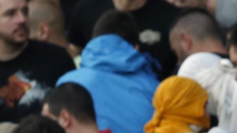 Fans contra policías.