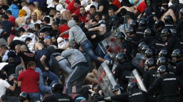 Fans contra policías.