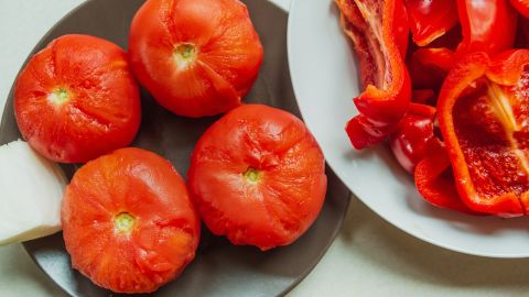 La manera más fácil de pelar tomates.