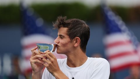 Rafael Jódar besa el trofeo de campeón junior del US Open.