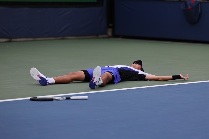 Jódar se lanzó al suelo al final del tie-break definitivo.