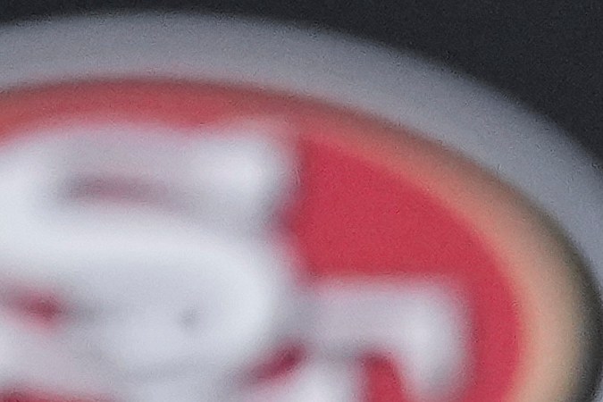 Ricky Pearsall, seleccionado en primera ronda del draft de los 49ers de San Francisco, habla en una conferencia de prensa de fútbol americano de la NFL, el 26 de abril de 2024, en las instalaciones del equipo en Santa Clara, California. (Foto AP/Godofredo A. Vásquez, Archivo)