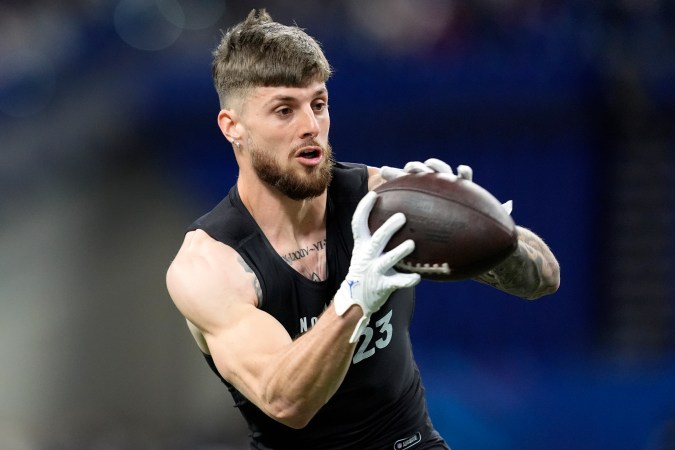 El receptor abierto de Florida, Ricky Pearsall, realiza un ejercicio en el Combinado de Talentos de la NFL, el sábado 2 de marzo de 2024, en Indianápolis. El ex jugador destacado de Florida es uno de casi una docena de receptores que se espera que sean seleccionados en las primeras dos rondas del draft que comienza el jueves por la noche. (Foto AP/Michael Conroy, Archivo).