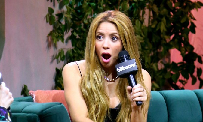 Shakira participando en un show.
