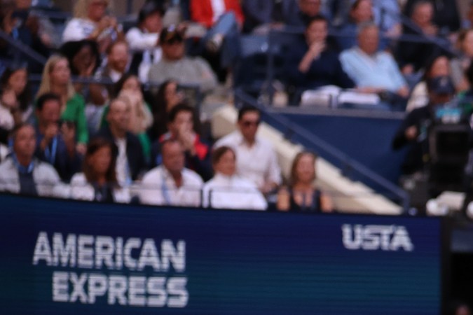 Sinner devuelve una bola durante su final del US Open contra Fritz.