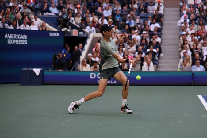 Sinner devuelve una bola durante su final del US Open contra Fritz.