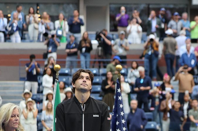 Fritz mira al cielo con su trofeo de subcampeón mientras Sinner levanta la copa del US Open.