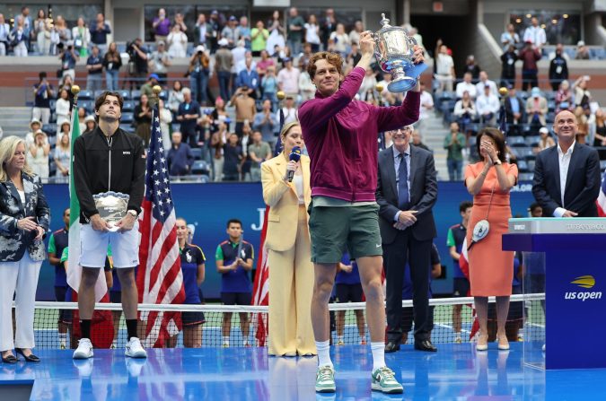 Fritz mira al cielo con su trofeo de subcampeón mientras Sinner levanta la copa del US Open.