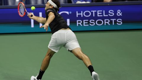 Taylor Fritz trata de devolver una bola durante la semifinal contra Frances Tiafoe.