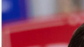 Combo de fotografías de archivo del senador republicano por Ohio, JD Vance (i) y el gobernador demócrata de Minnesota, Tim Walz.