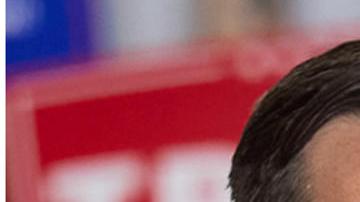 Combo de fotografías de archivo del senador republicano por Ohio, JD Vance (i) y el gobernador demócrata de Minnesota, Tim Walz.