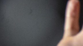 El jugador neerlandés Memphis Depay saluda a los aficionados del club Corinthians a su llegada al aeropuerto de Guarulhos este miércoles, en São Paulo, Brasil.