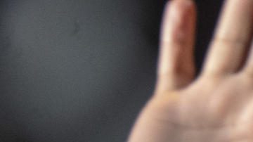 El jugador neerlandés Memphis Depay saluda a los aficionados del club Corinthians a su llegada al aeropuerto de Guarulhos este miércoles, en São Paulo, Brasil.