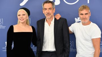 Lady Gaga, Joaquin Phoenix y Todd Phillips posando.