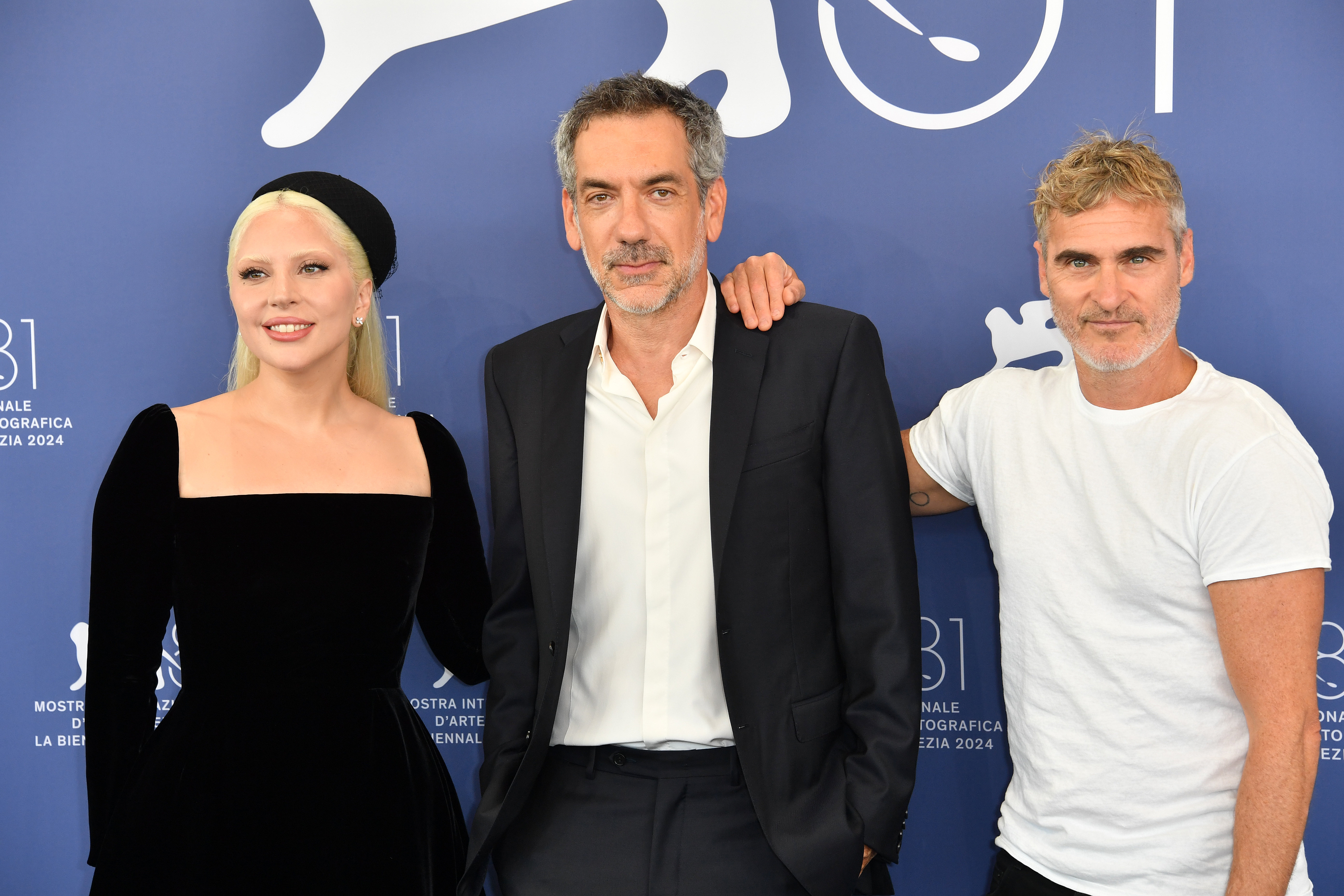 Lady Gaga, Joaquin Phoenix y Todd Phillips posando.