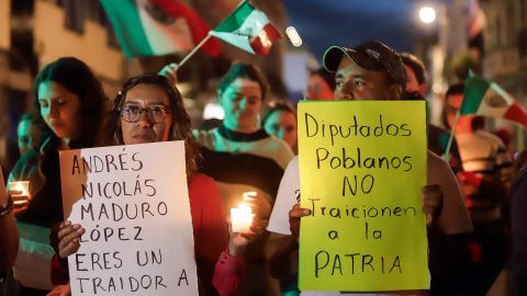 Personas se manifiestan a las afuera de las instalaciones del Congreso del Estado, en la ciudad de Puebla.