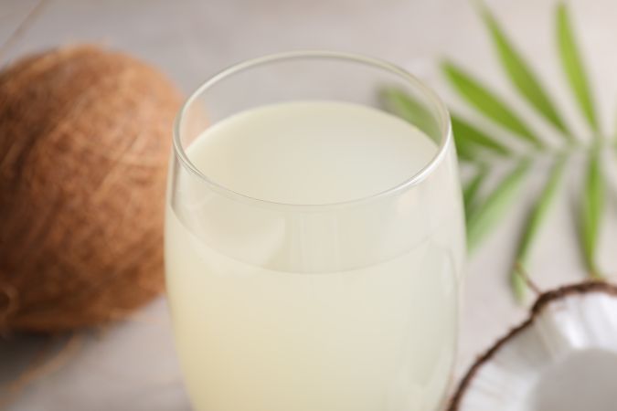 El agua de coco es un hidratante natural rico en electrolitos.