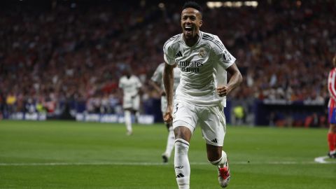 El defensa del Real Madrid Éder Militao celebra tras marcar ante el Atlético.