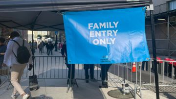 Fotografía de la entrada para familiares de las víctimas del 11-S al acto conmemorativo este miércoles, en Nueva York (EE.UU.).