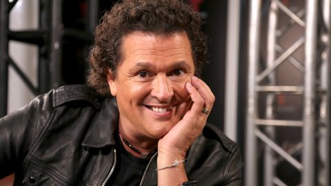 Carlos Vives posando.