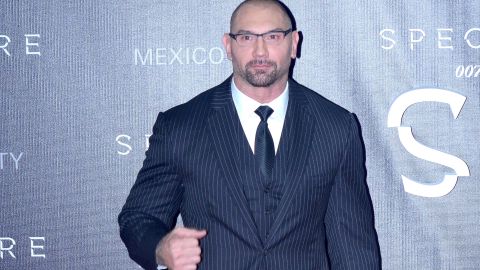 Dave Bautista posando.